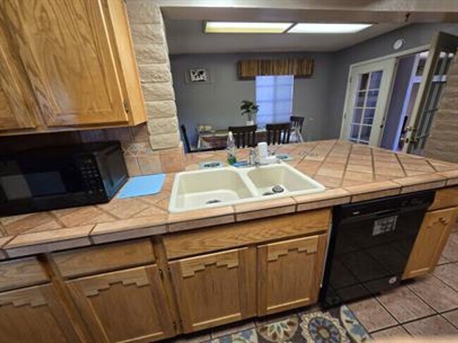 Foto del edificio - Spacious 3 bedroom/ 2 bath home with R/V parking