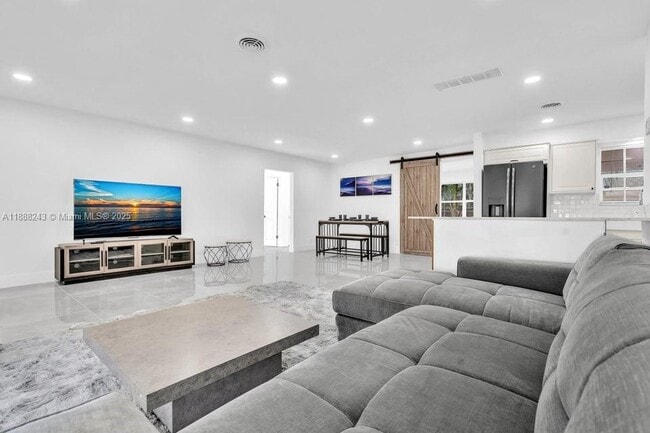 Foto del edificio - 2112 N 14th Terrace