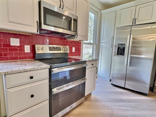 Foto del edificio - **August 2027** HUGE 8 Bed 6 Bath !! Fully...