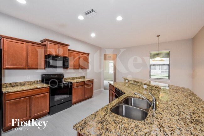 Building Photo - 2717 SW 18th Ave