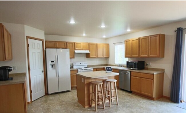 Foto del edificio - Spacious 3BR/2.5BA Home in Oly Schools w/ Open Floor Plan & Private Backyard
