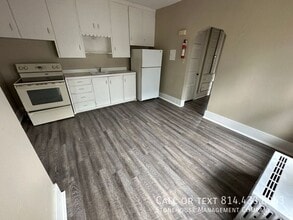 Building Photo - 239 E 10th St