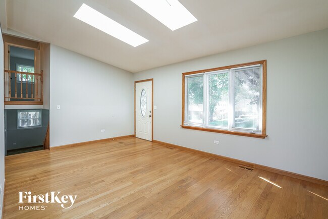 Building Photo - 219 Valley Dr