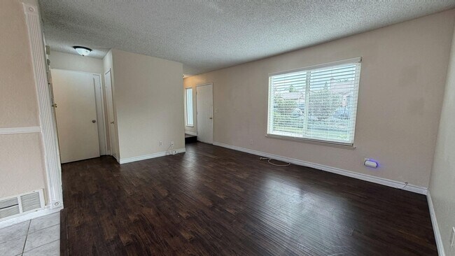 Building Photo - 1029 Clark St