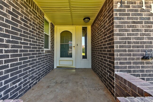 Foto del edificio - Charming 4-Bedroom Home with Modern Update...