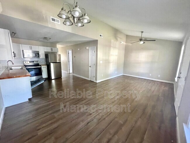 Building Photo - 438 E Rose St