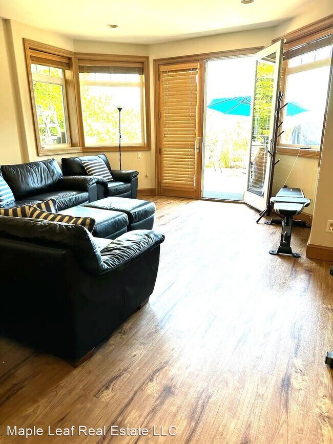 Building Photo - 3 br, 2.5 bath House - 636 Lake Sammamish ...