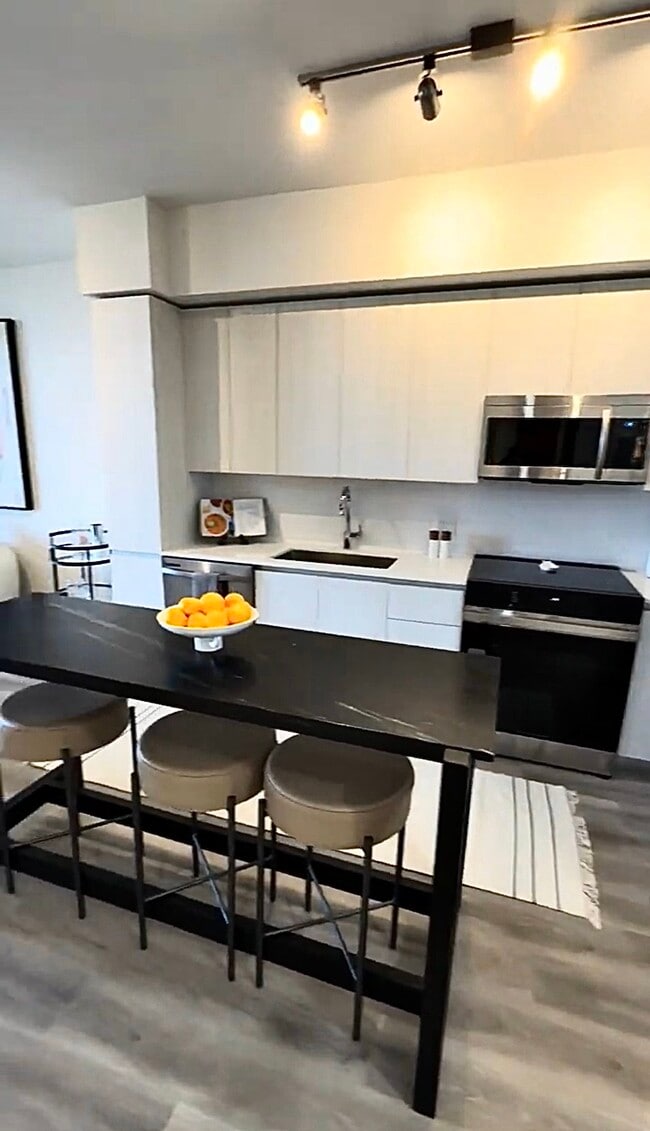 Building Photo - 532 NE 1st Ave