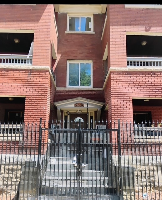 Building Photo - 210 W 39th St