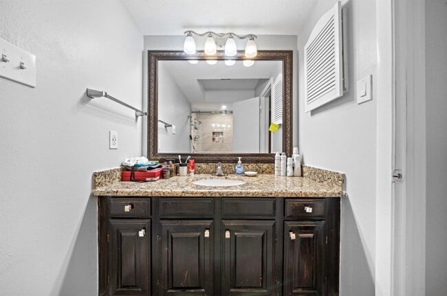 Building Photo - 15167 Kimberley Ct