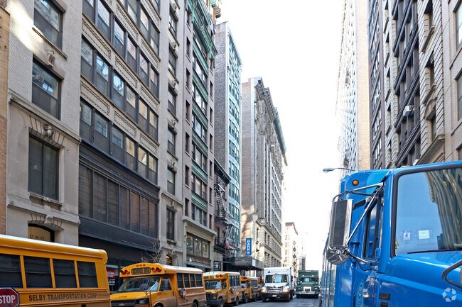 Building Photo - 11 W 17th St