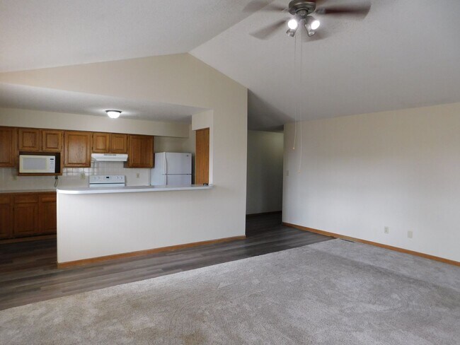 Building Photo - Beautiful 3 bedroom/2 bath home in west El...