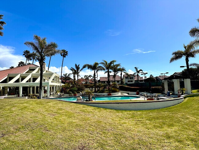Building Photo - 2025 Majorca Dr