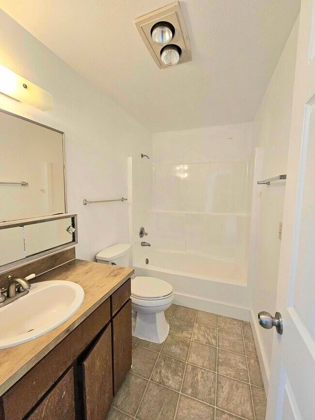 Foto del edificio - 1349 Whitney Ave