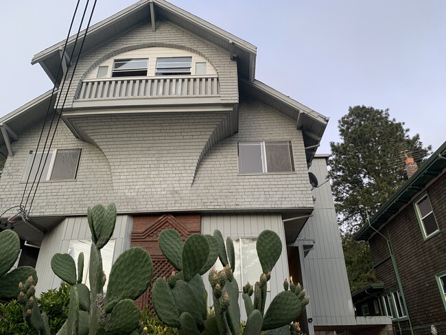 Frente - 2715 Benvenue Ave