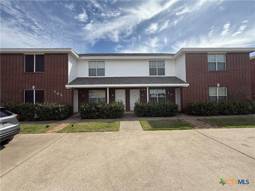 Foto principal - 705 S Amy Ln