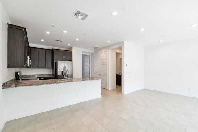 Building Photo - Like New luxurious townhome with 2 Master ...