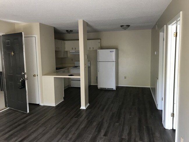 Building Photo - Newly Remodeled East Ridge Apartments!!
