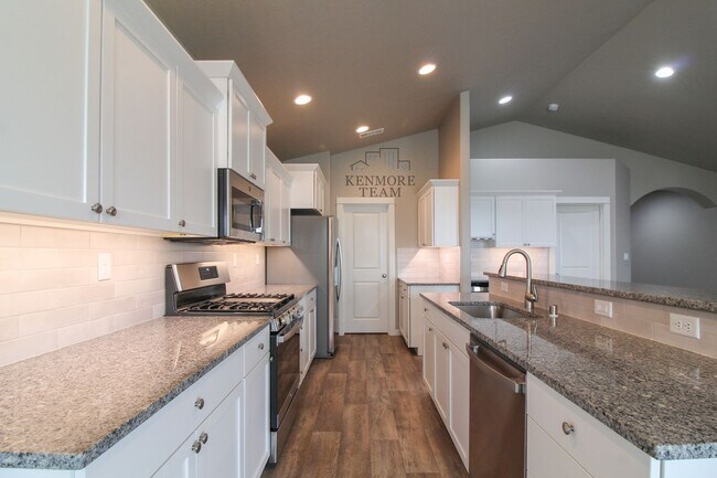 Building Photo - 2950 Woodland Pl