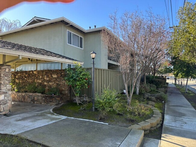 Building Photo - Corner lot!!