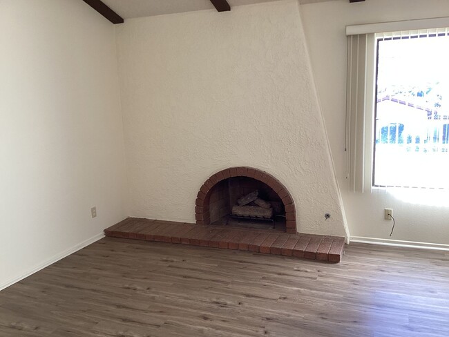 Foto del edificio - Upgraded Vandenberg Village Townhome