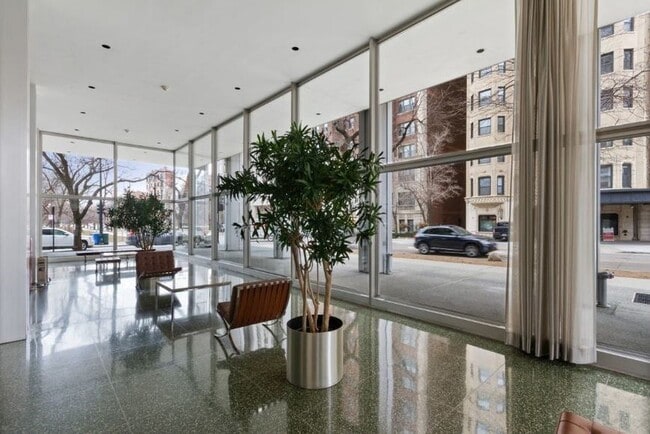 Building Photo - 2400 N Lakeview Ave