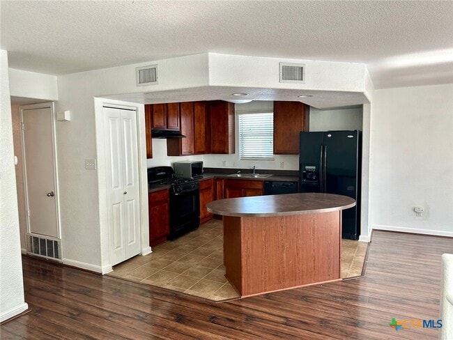 Building Photo - 135 Rush Haven
