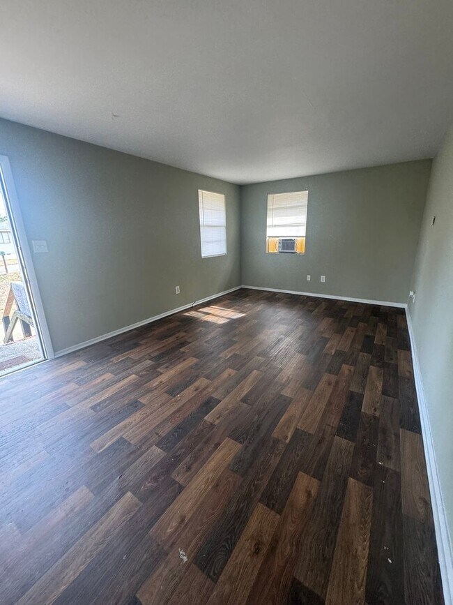 Foto del edificio - 907 Aelise St