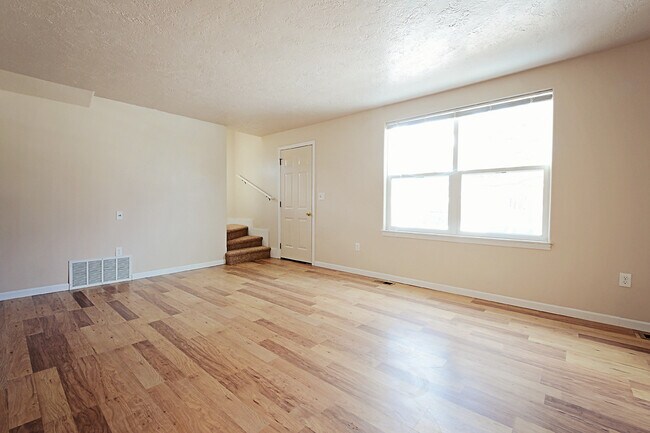 Foto del edificio - Four bedroom home available soon in NW Minot.