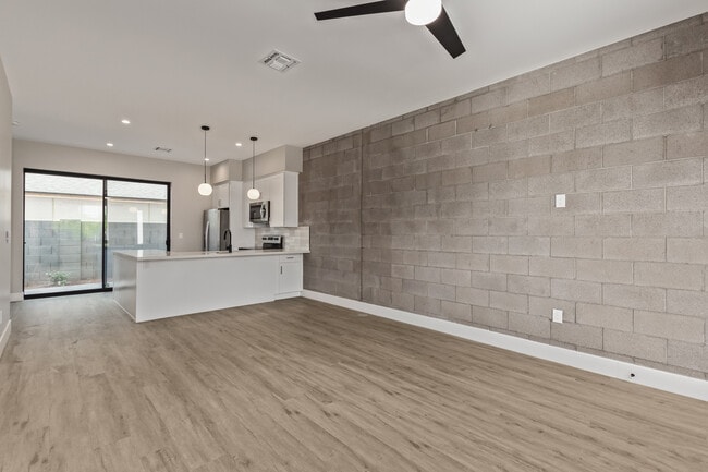 Building Photo - 540 E Clarendon Ave