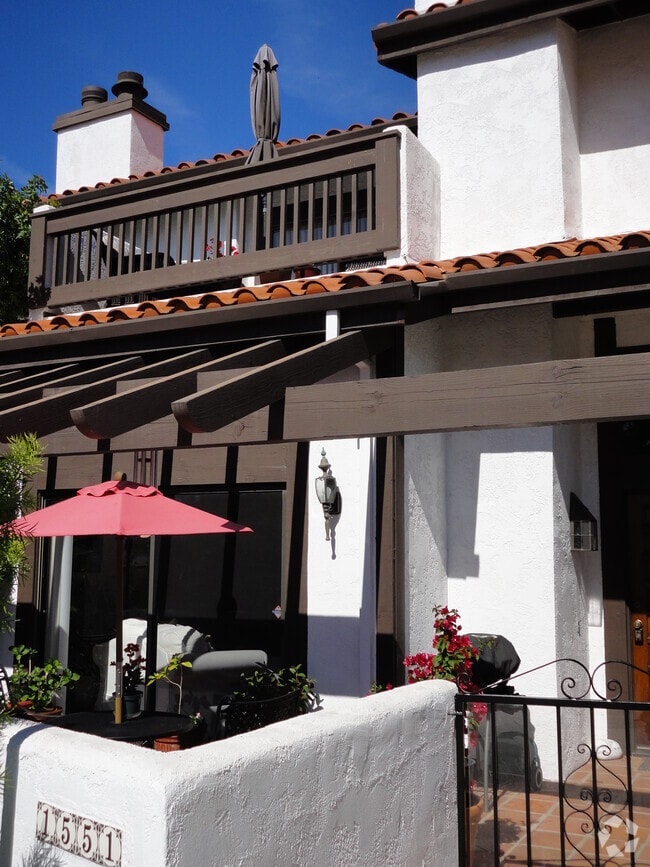 Building Photo - 1551 Palisades Dr
