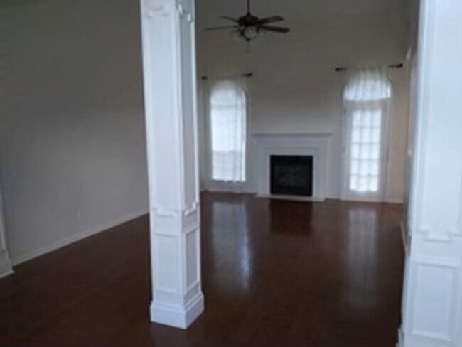 Foto del edificio - 6123 Lauren Cir
