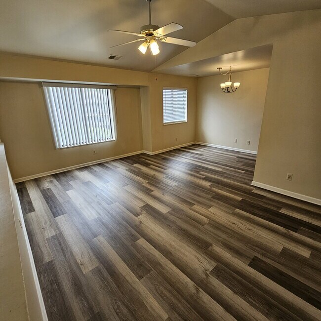 Foto del edificio - 2 Bedroom Upper Condo with Vaulted Ceiling...