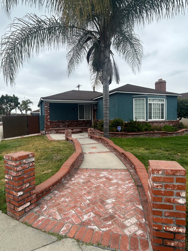 Building Photo - 10819 Amery Ave