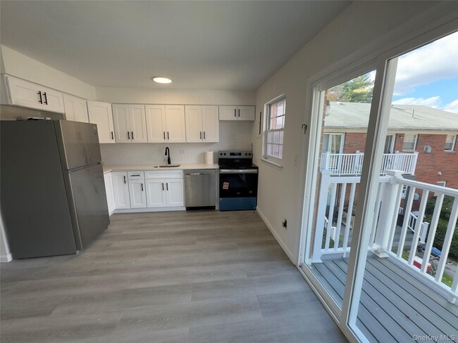 Building Photo - 5 Wildwood Dr