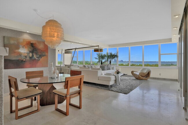 Foto del edificio - 5600 Collins Ave