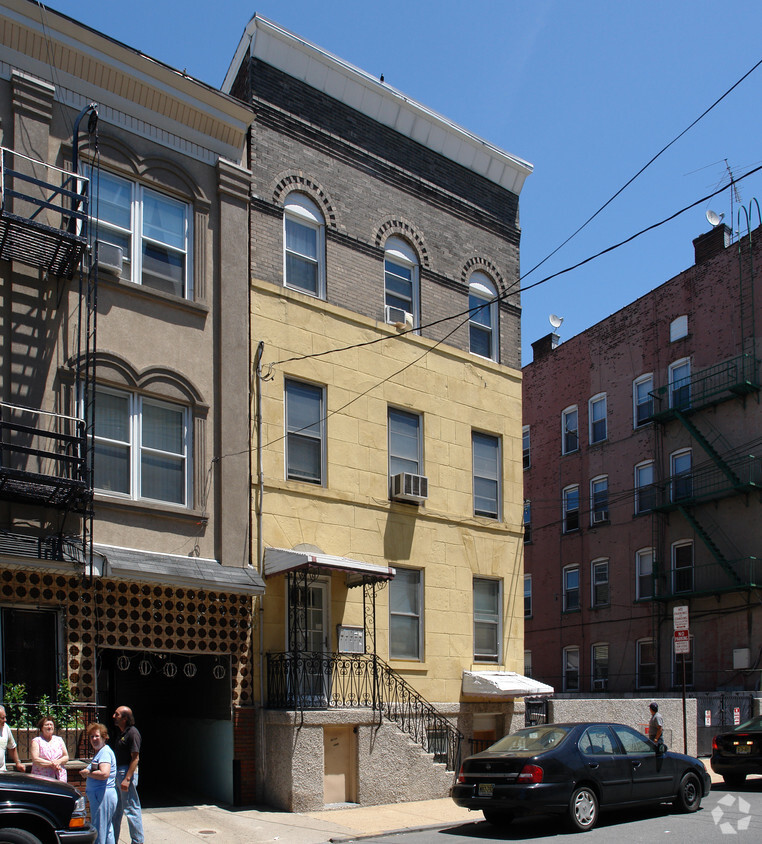 Primary Photo - 81 Nichols St