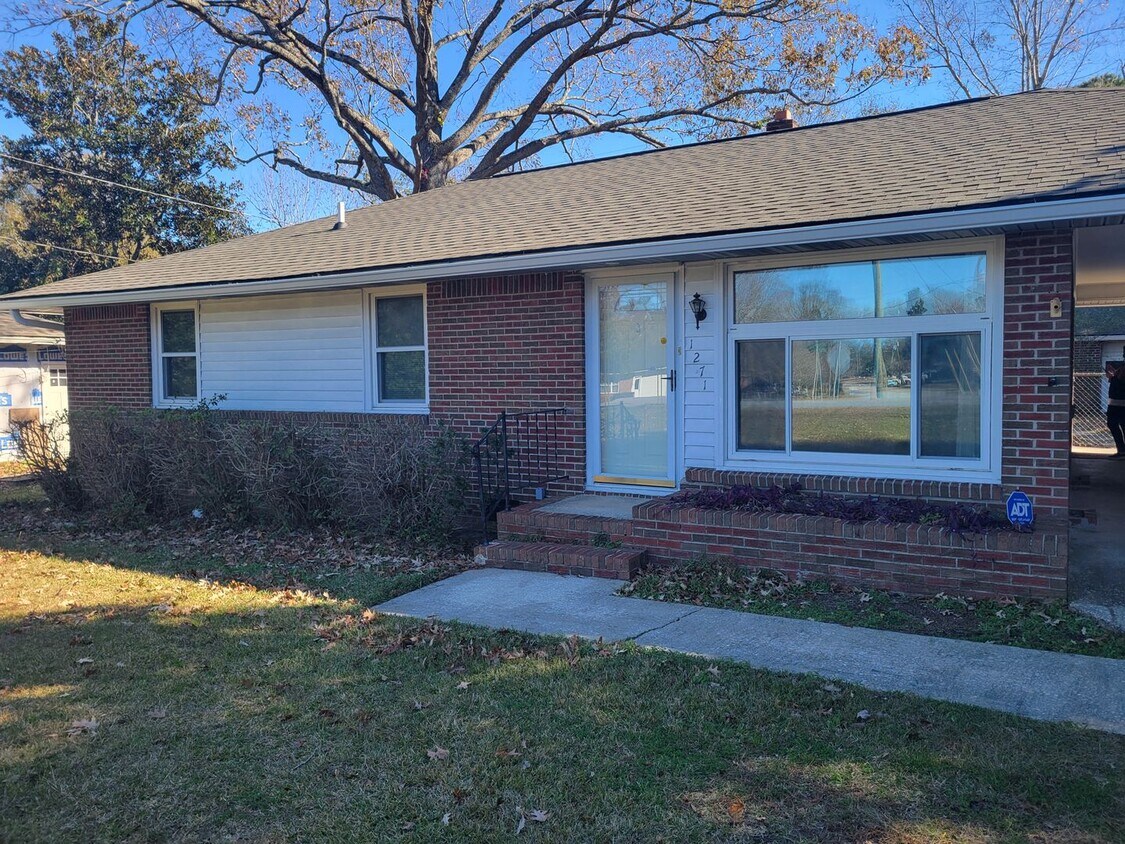 Primary Photo - 3 Bedroom 2 Bath Newly Renovated House For...