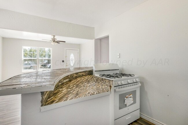Building Photo - Take a look at this cute open concept 3 be...