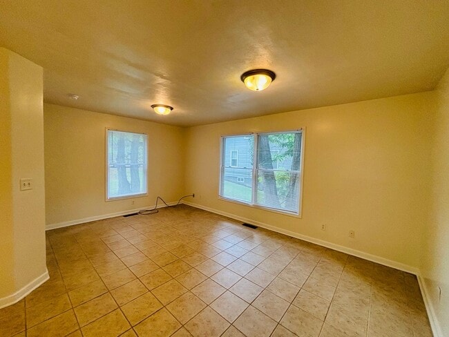Building Photo - 3 Bedroom, 2.5 Bath Duplex