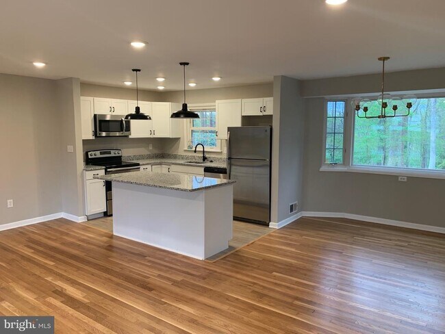 Building Photo - 6810 Fern Ln