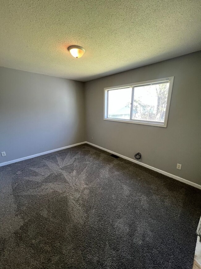 Building Photo - 3 bedroom 1 bath home in Rock Island