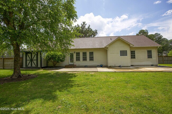 Foto del edificio - 102 Willow Creek Ln