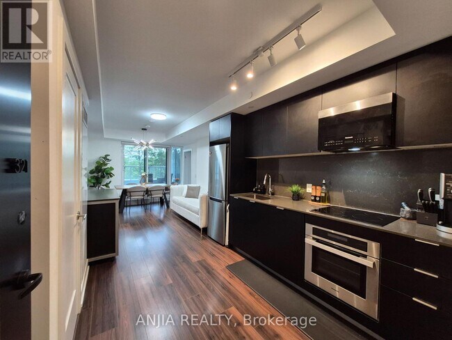 Building Photo - 8 Cedarland Dr