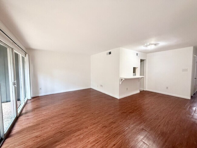 Foto del edificio - Modern 2/2.5/1 Townhome Across From The Me...