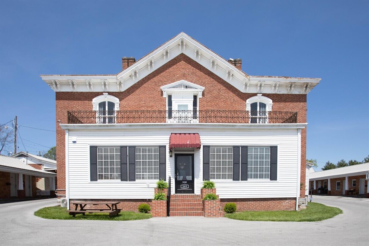 205 E Main St, Mount Sterling, KY 40353 Townhouse for Rent in Mount