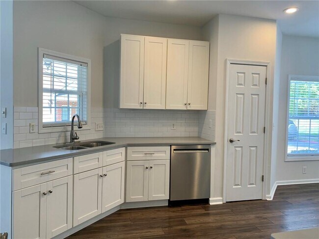 Foto del edificio - 1733 Oak Brook Ln NW