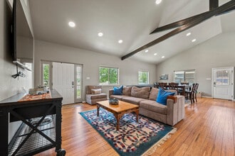 Building Photo - 1736 W Live Oak St