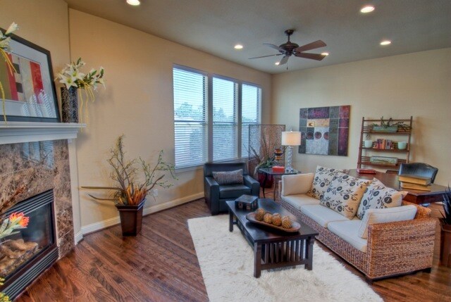 Sala de estar del apartamento - 7402-7409 Coronado Way