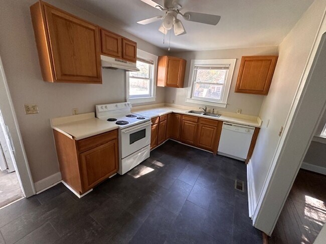 Building Photo - Move In Special! Cute Rosewood Bungalow